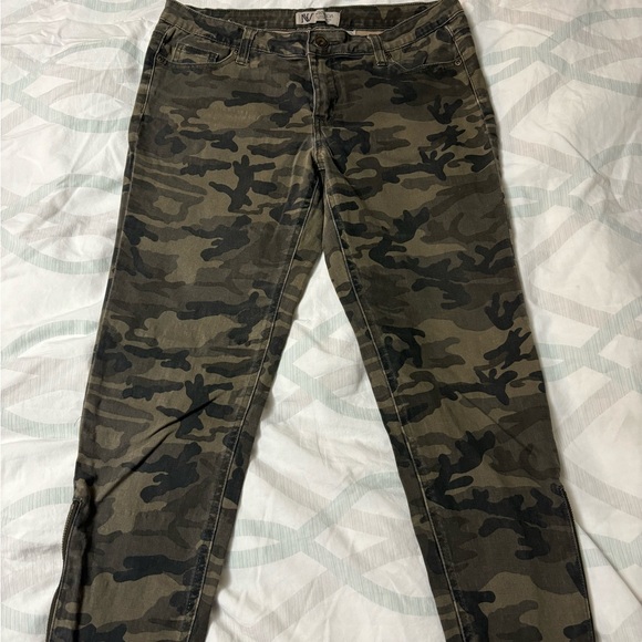 Women’s Nevada Camo Jeans Size 30 - Picture 1 of 5